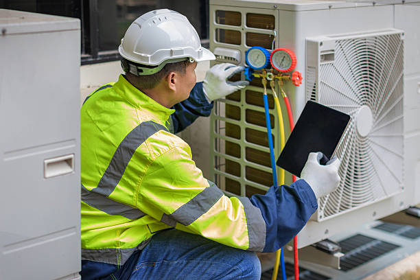 Professional Hvac technician working in Janesville, IA
